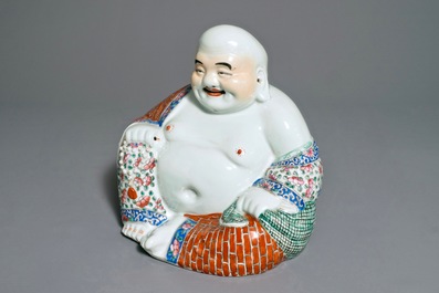 Een grote Chinese famille rose figuur van Boeddha, 19/20e eeuw